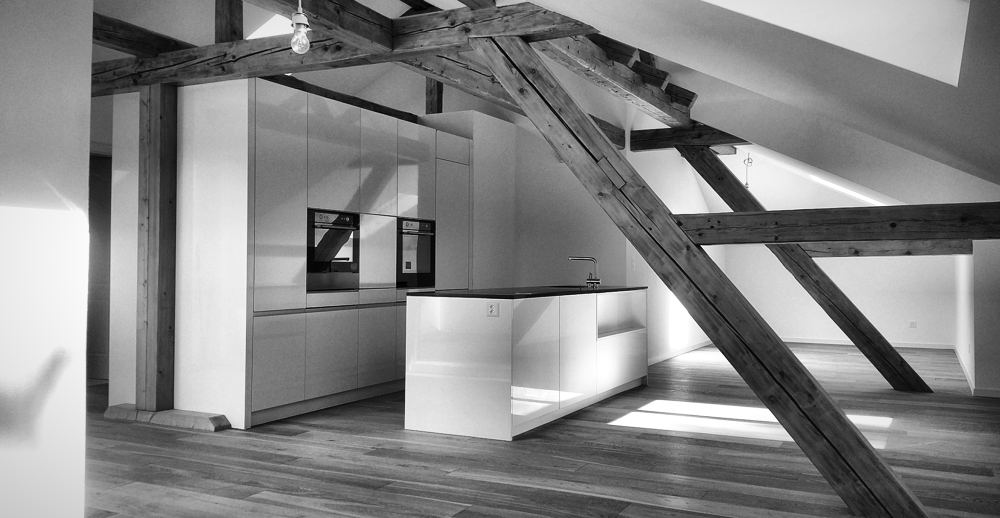 Dachwohnung mit sichtbarem Holztragwerk, Küche und Eichenparkett